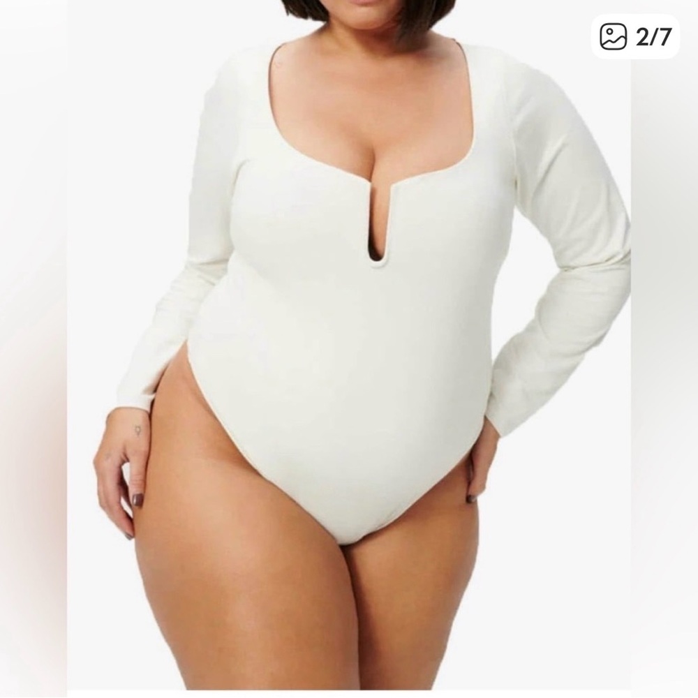 White U Ring Long Sleeve Bodysuit Size 2